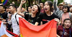 neden-bir-podcast-sunucusu-escinsel-bir-ciftle-kendi-roportajini-sildi-vIET98mB.jpg