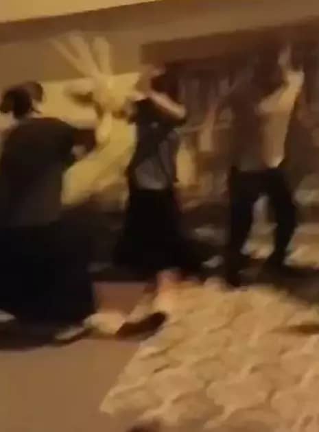 4 kadın sokakta oturan başka bir kadını darp edip elbiselerini soydu